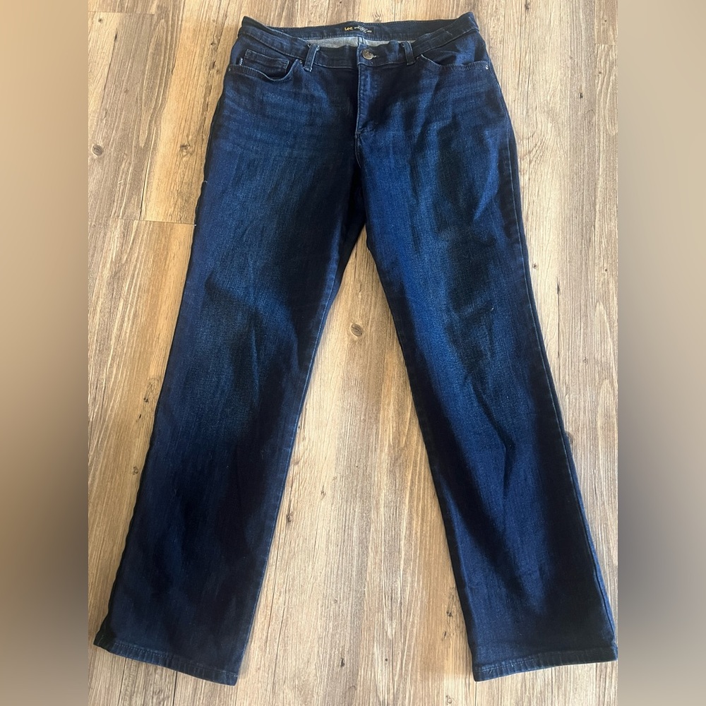 Lee Women's 10 Medium Straight Leg Relaxed Fit Mid Rise Jeans Medium Wash Jeans